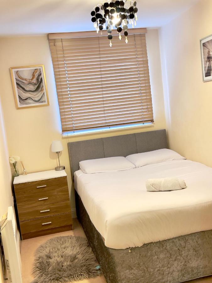 Radiant2 Bedroom Apartment In The Heart Of Harlow Town Exteriör bild